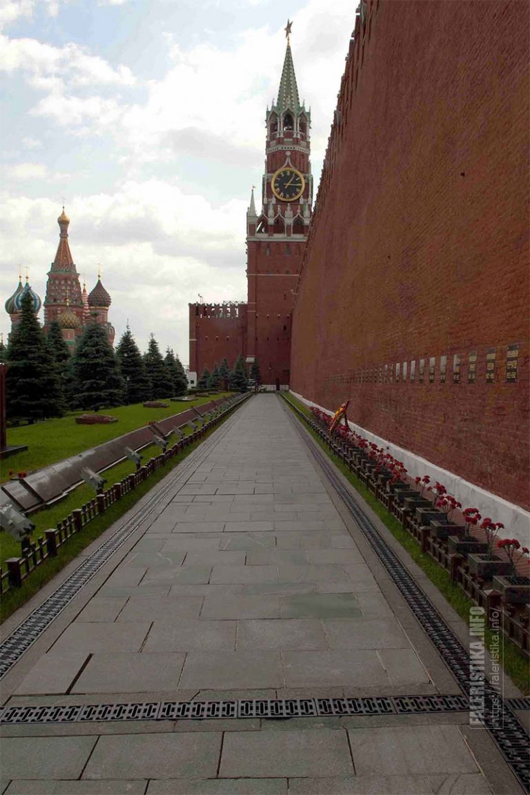 Некрополь у кремлевской стены фото