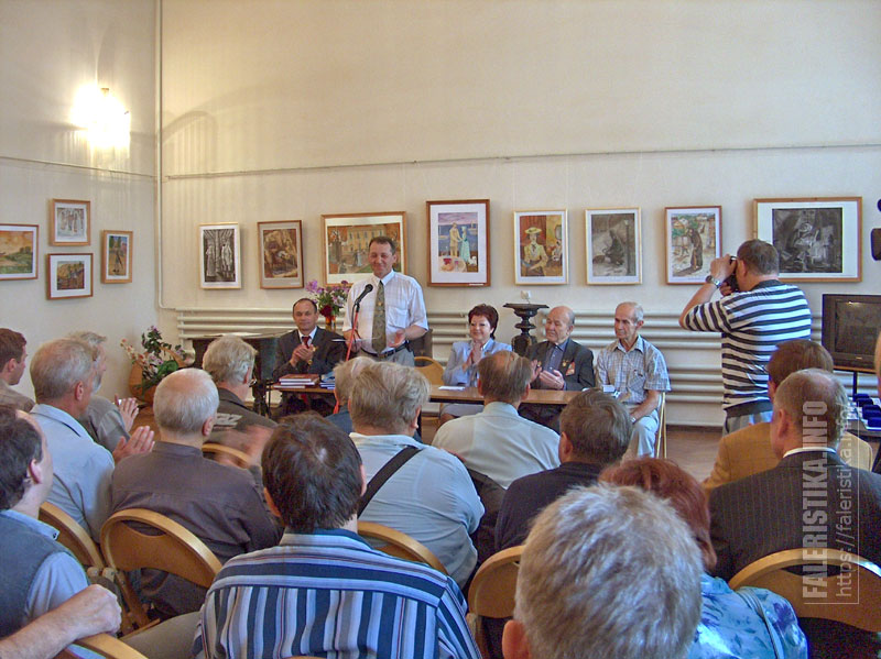 Пленарное заседание XVIII слёта геральдистов СНГ в центральной городской библиотеке имени А.П.Чехова. Таганрог, октябрь 2004 г.