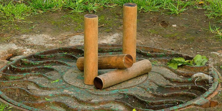 Городошная фигура «Баба в окошке» (без верхней чурки). В 20-м веке ...