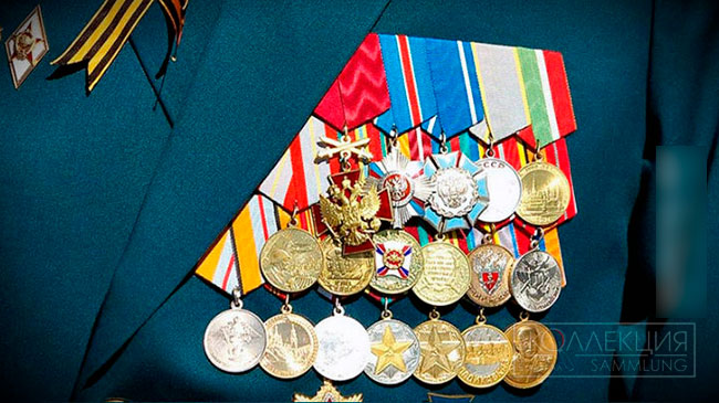 Пример ношения знака ордена «За заслуги перед Отечеством» IV степени с мечами на колодке с другими наградами. Фото Андрея Лобанова