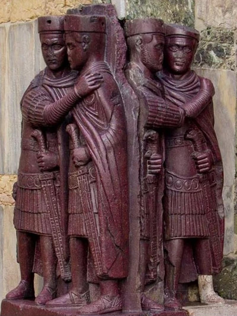 Порфировые статуи тетрархов в стенах собора Св. Марка в Венеции