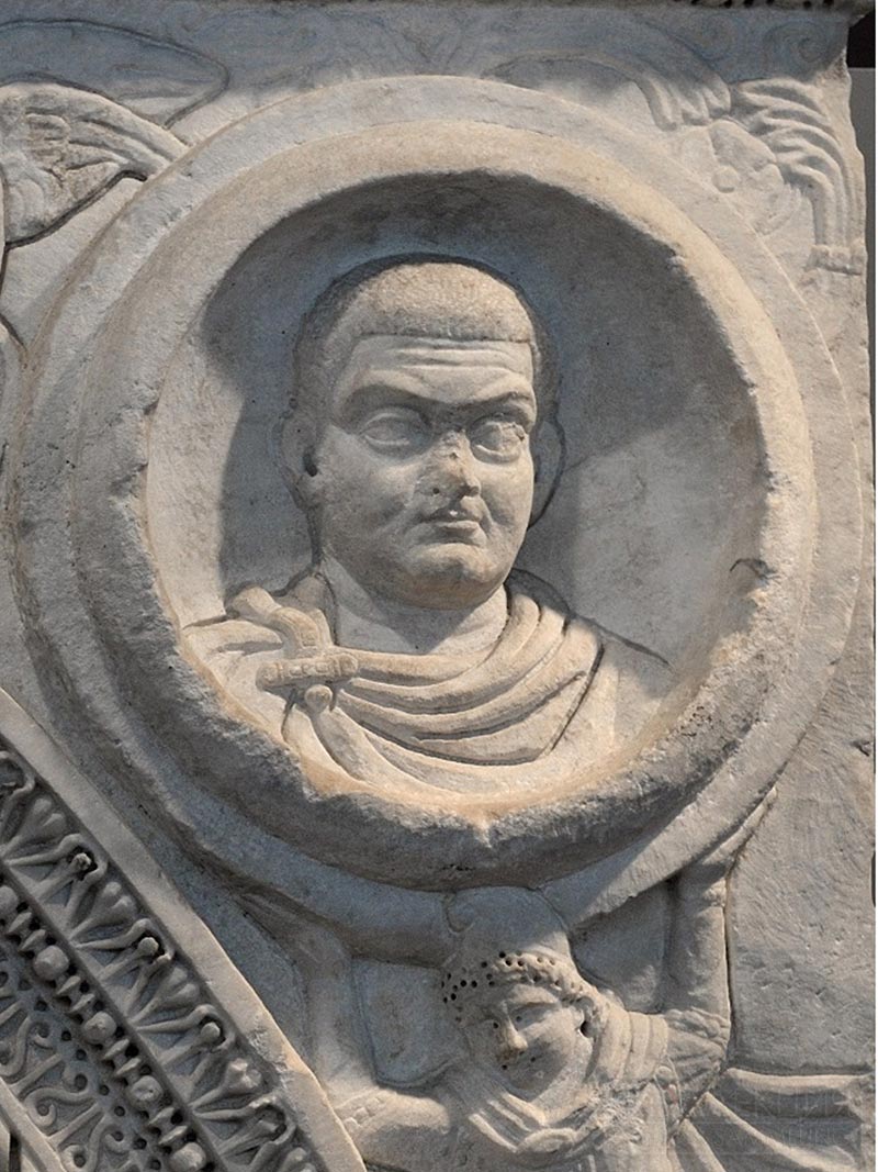 Император Галерий (305–311). Портрет в медальоне триумфальной арки