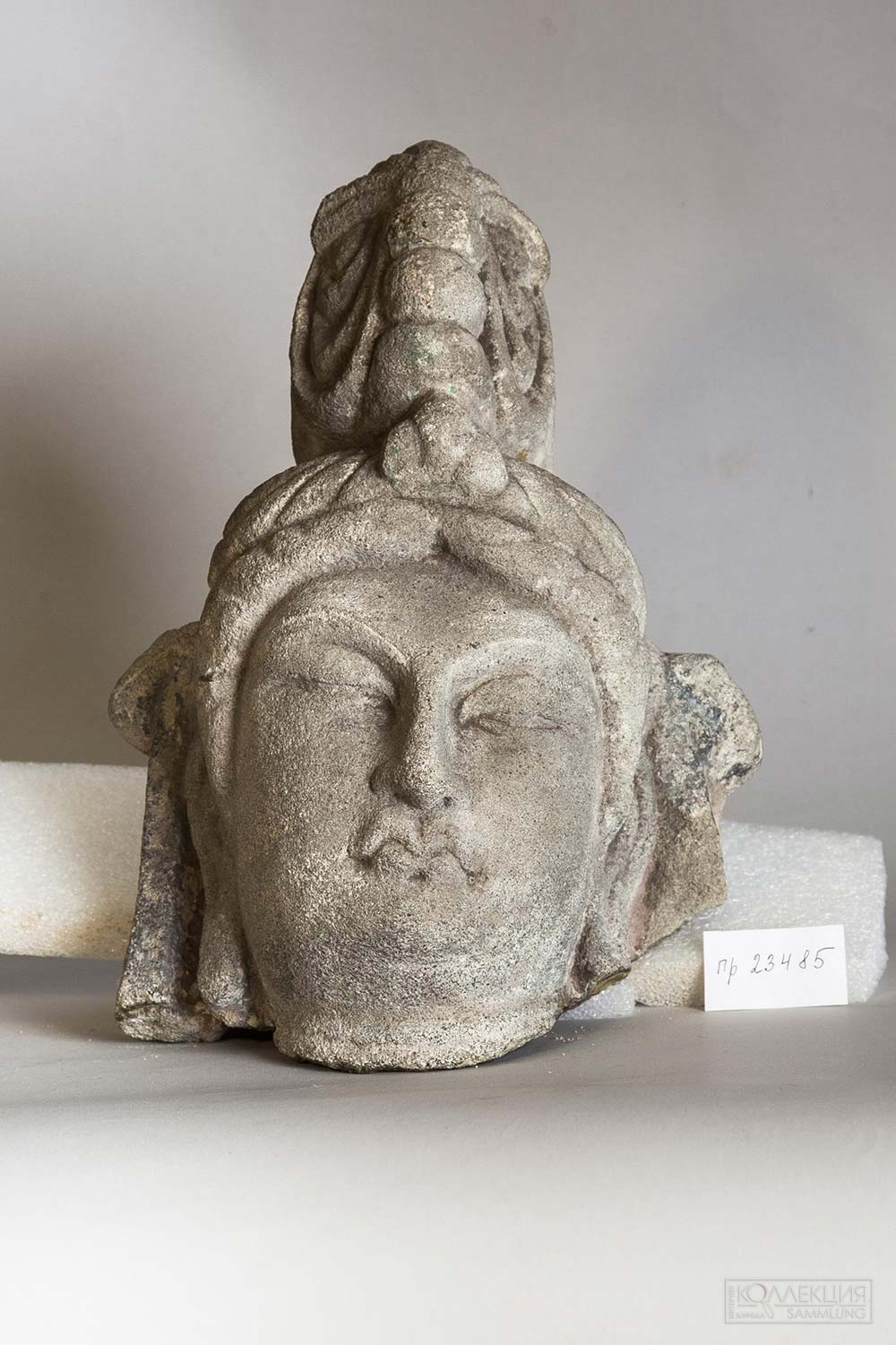 Статуя бодхисатвы Гуаньинь? (фрагмент). Китай, эпоха Тан, VII- IX вв.