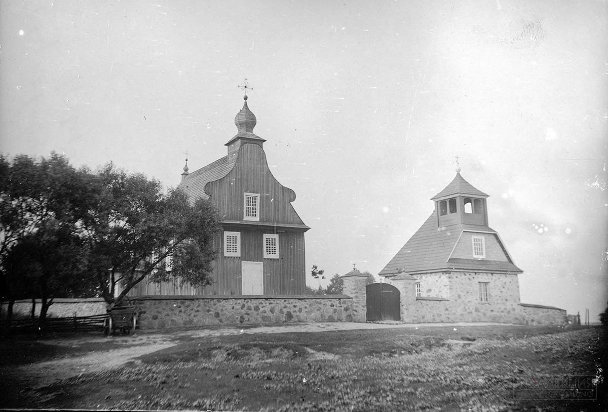 Церковь св. Николая в д. Латыголь. Фото Яна Балзункевича 1900 г. Источник Викимедия
