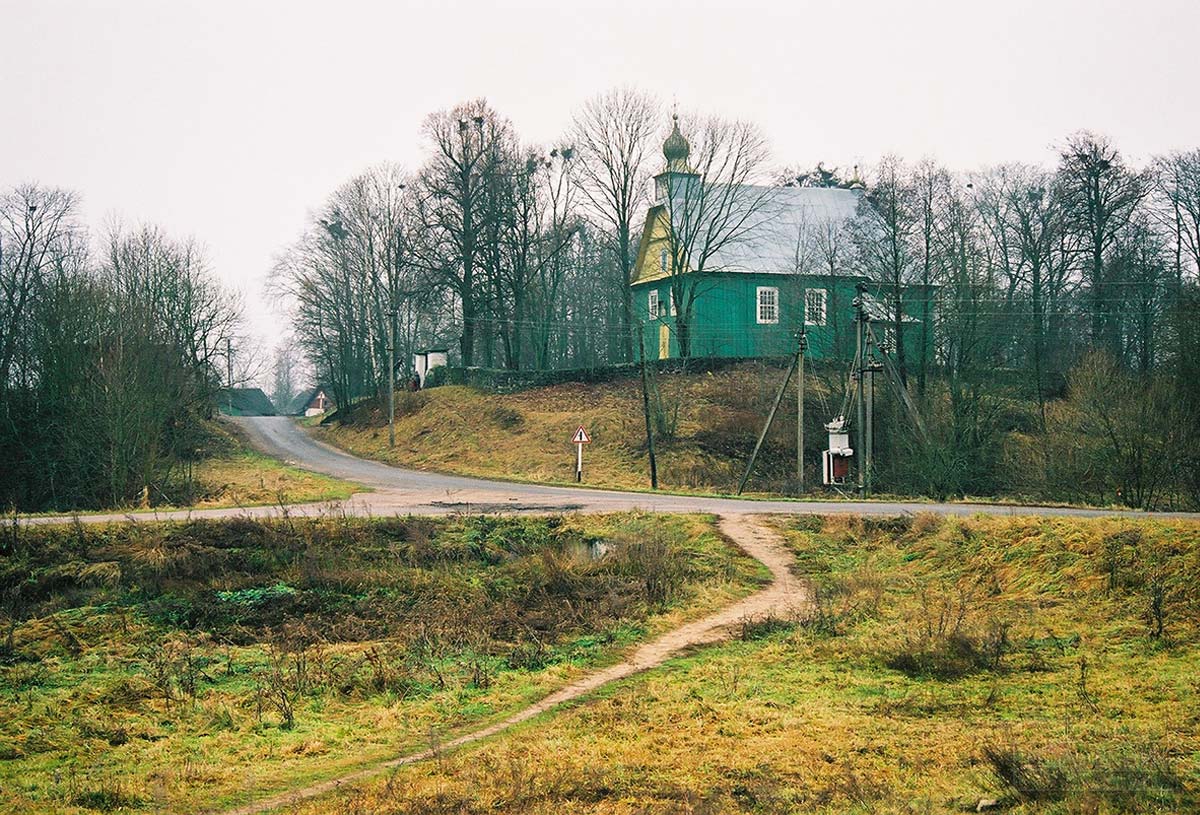 Вид на церковь св. Николая в д. Латыголь со стороны русских позиций. Фото Владимира Богданова 2003 г.