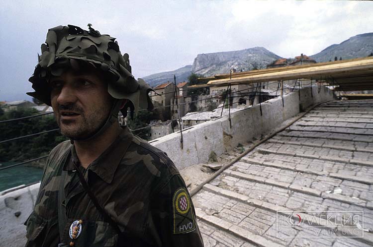 Боец HVO на мосту в Мостаре, 1993 год