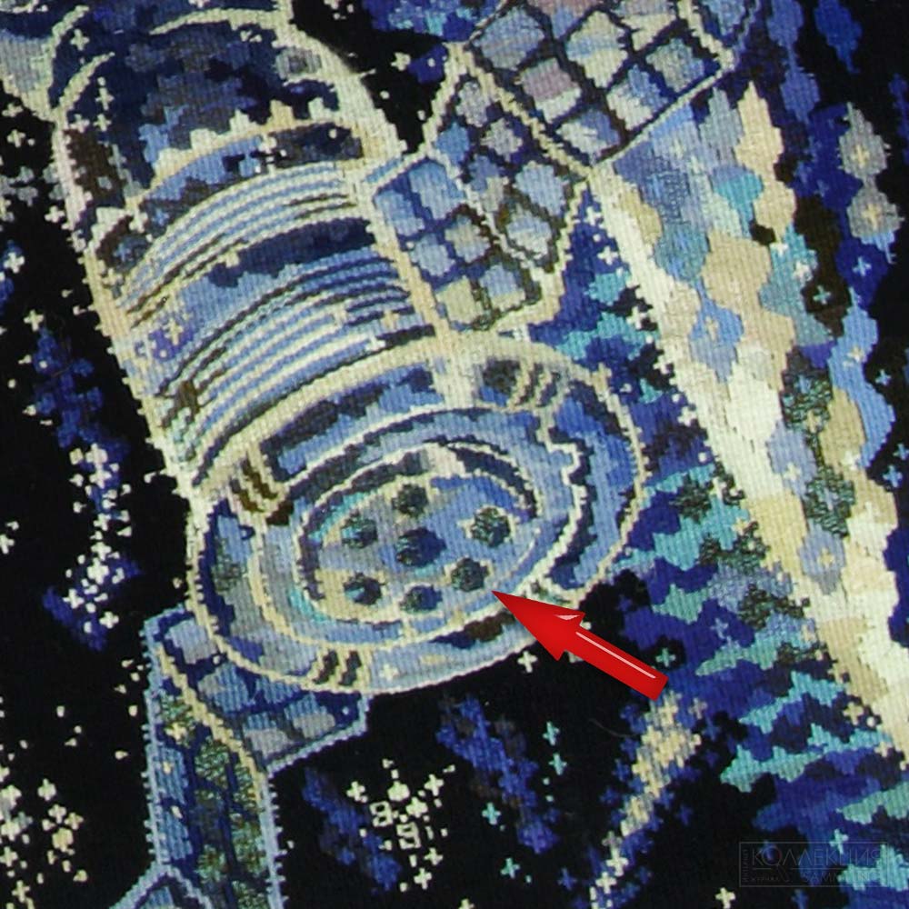 Изображение приборно-агрегатного отсека КК «Союз-19» на увеличенном фрагменте левого полотна триптиха