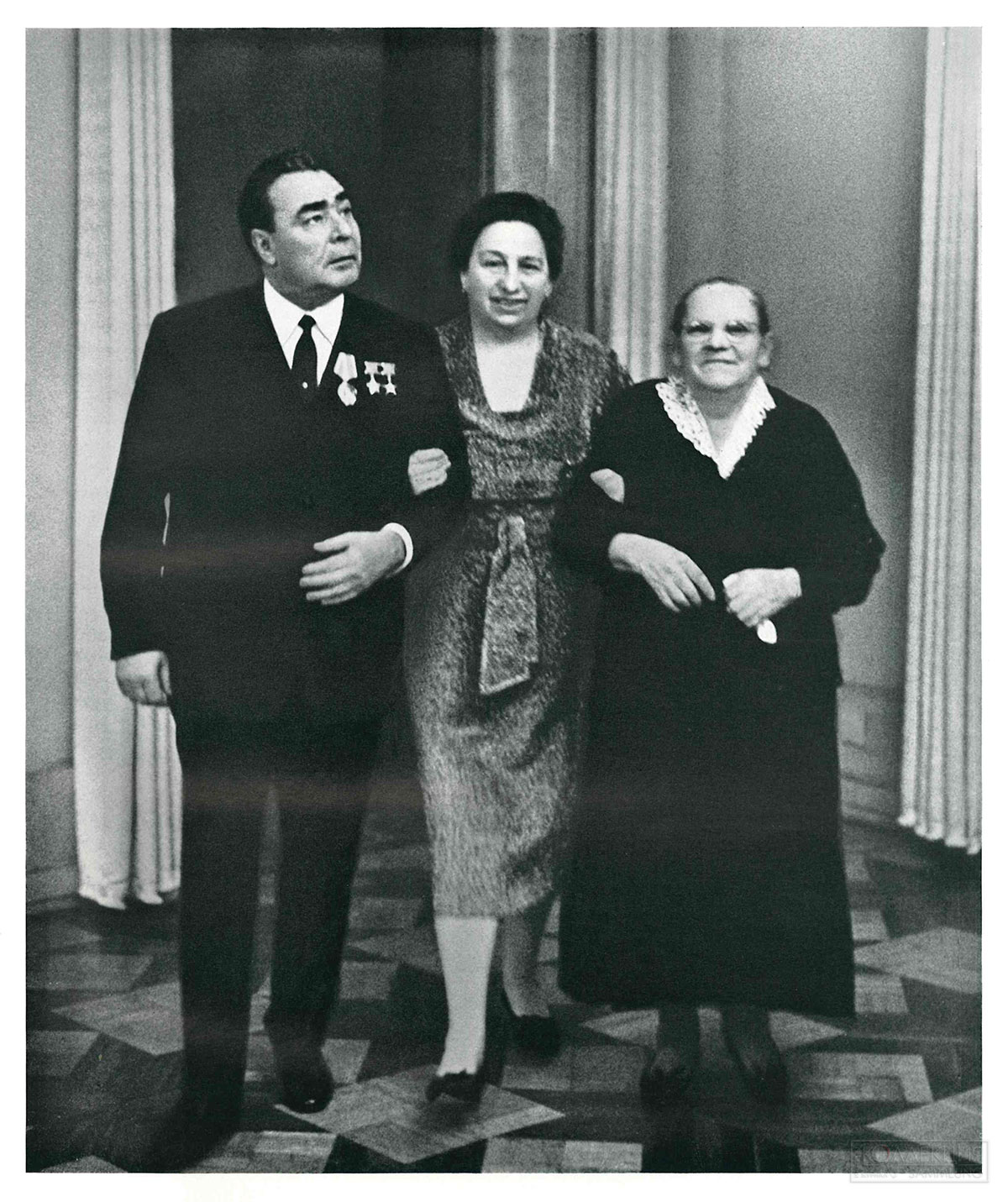 Леонид Ильич Брежнев с женой Викторией Петровной и матерью Натальей Денисовной. Москва, 1966 год