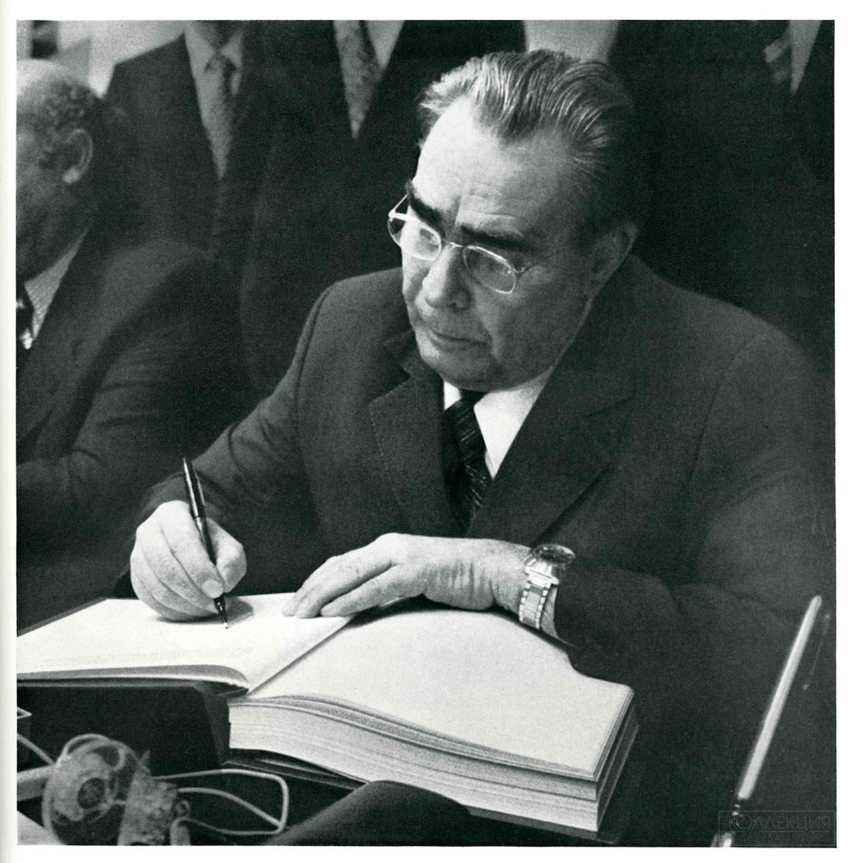 Генеральный секретарь ЦК КПСС товарищ Л.И. Брежнев подписывает от имени Союза Советских Социалистических Республик Заключительный акт. Хельсинки, 1975 год