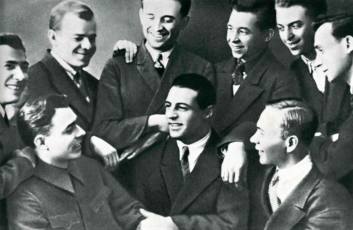 Л.И. Брежнев в группе молодых инженеров — выпускников металлургического института (в первом ряду слева). Днепродзержинск, 1935 год