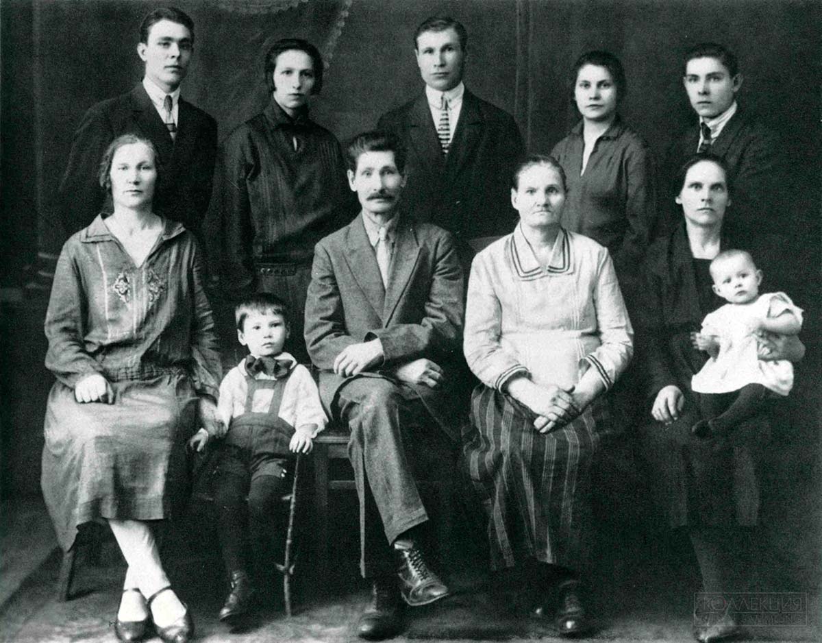 Семья Брежневых. Днепродзержинск, 1930 год