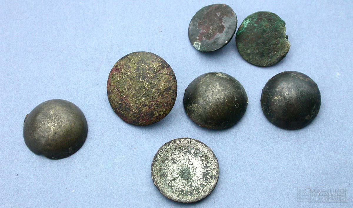Различные образцы французских пуговиц, обнаруженных в ходе проведения полевых поисковых работ в Селище