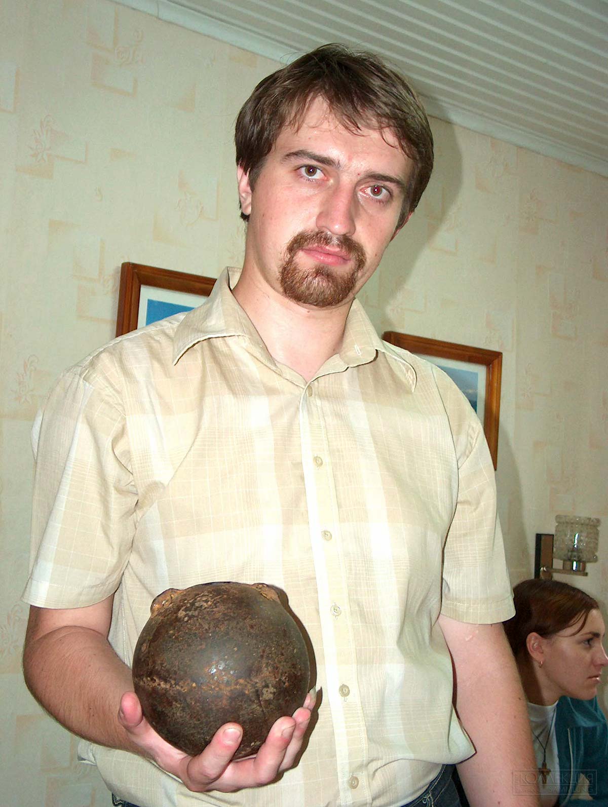 Археолог 2 рпг 52 оспб Андрей Каркотко с ядром, обнаруженным в ходе раскопок в Селище. 2005