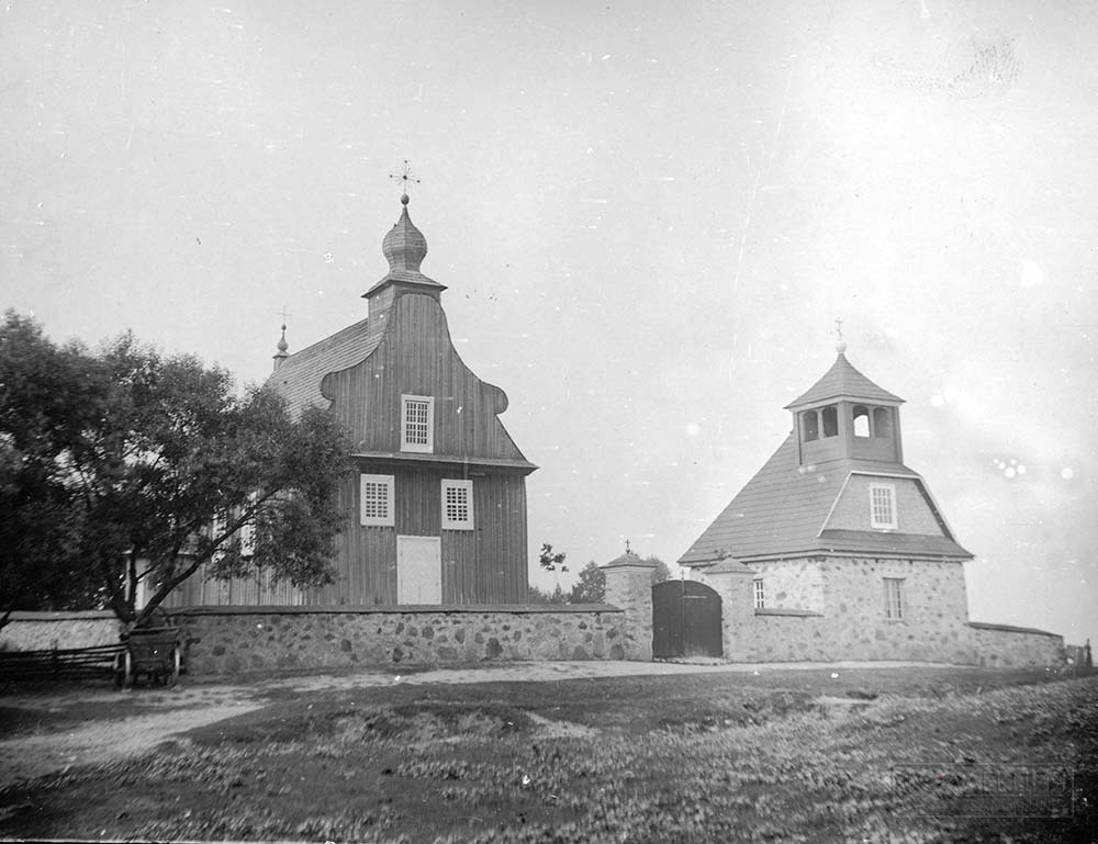 Церковь св. Николая в д. Латыголь. Фото Яна Балзункевича 1900 г. Источник: Викимедия