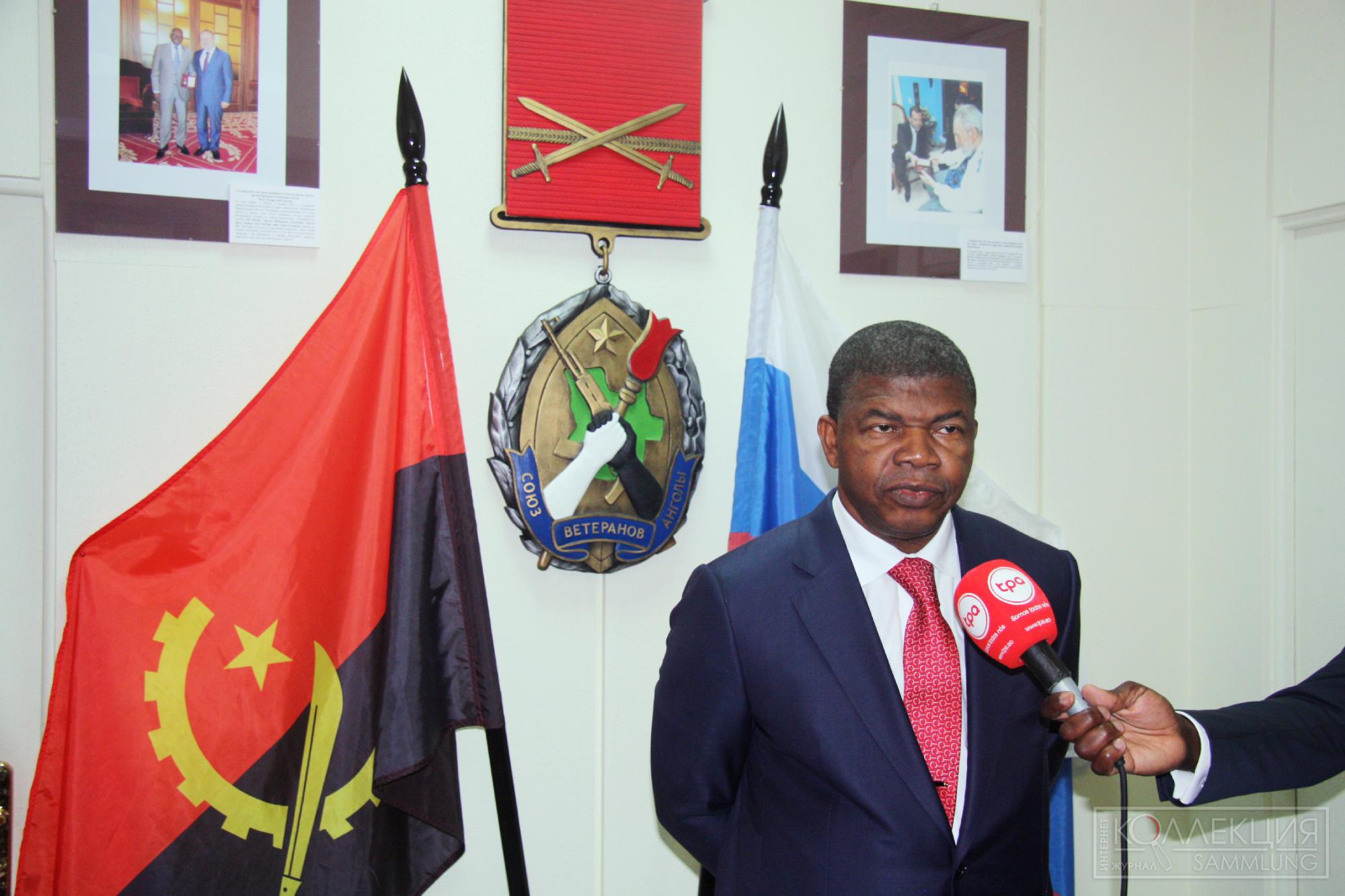 Министр обороны Анголы Жоау Мануэл Гонсалвеш Лоуренсу выступает после посещения музея и резиденции Союза ветеранов Анголы. 2015