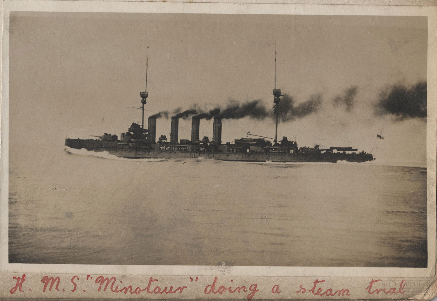 Броненосный крейсер «HMS Minotaur» на испытаниях машин. На фото видно, что крейсер прошел модернизацию и у него уже высокие дымовые трубы. Трубы были удлинены в 1909 году на 4,5 м для устранения задымления мостика