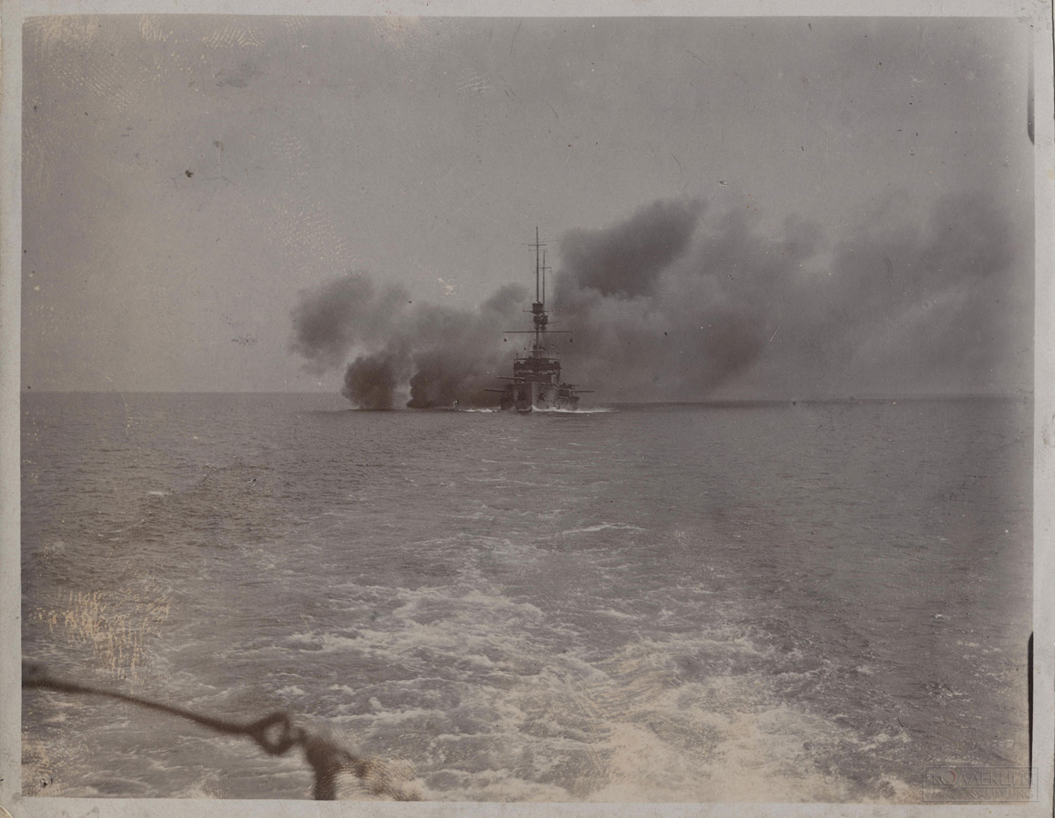 Броненосный крейсер «HMS Minotaur» проводит артиллерийские стрельбы