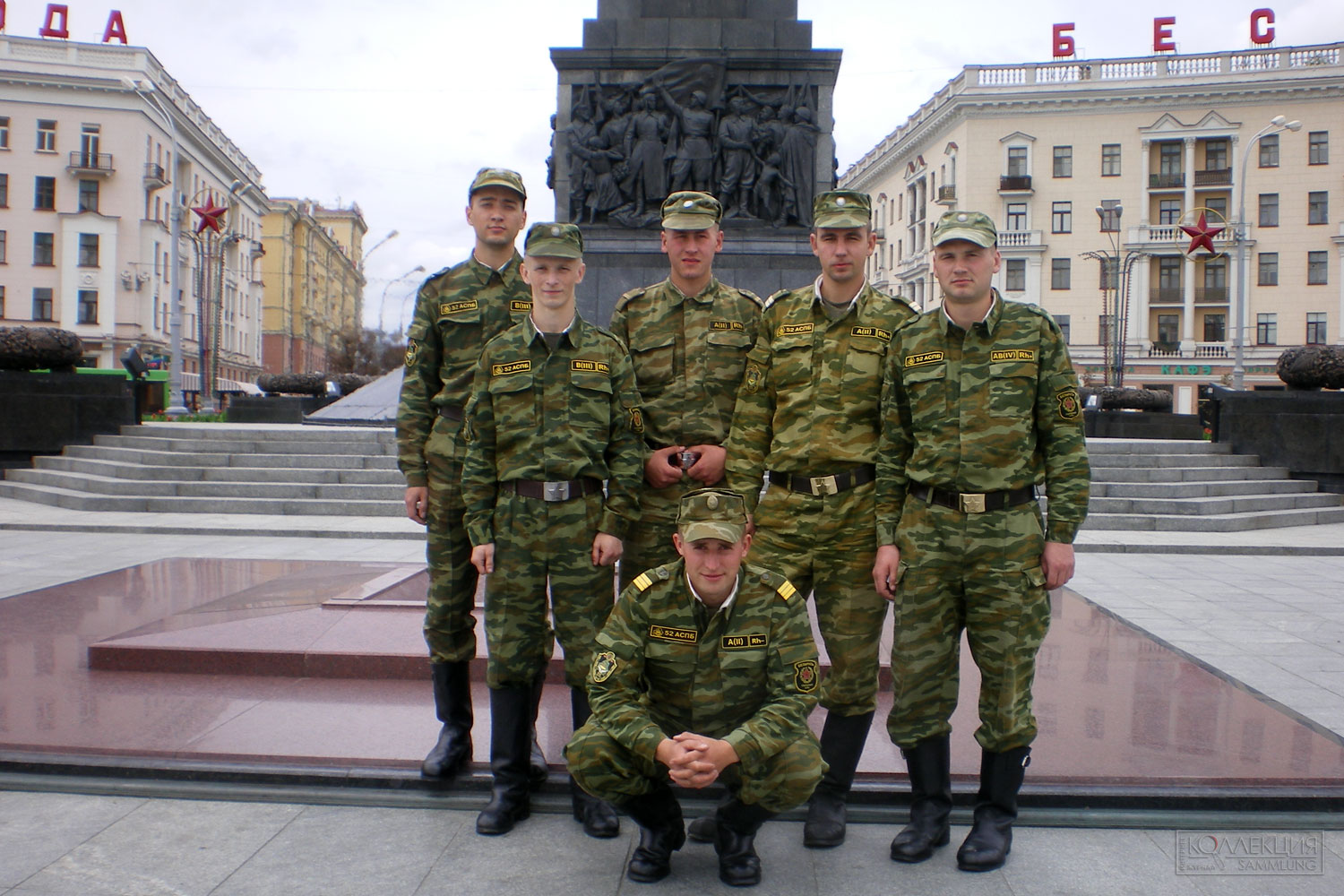 Военнослужащие 52 оспб на площади Победы в Минске 2008 г. На груди и рукавах хорошо различимы пласти­золевые нашивки военнослужащих 52 оспб образца 2002 года