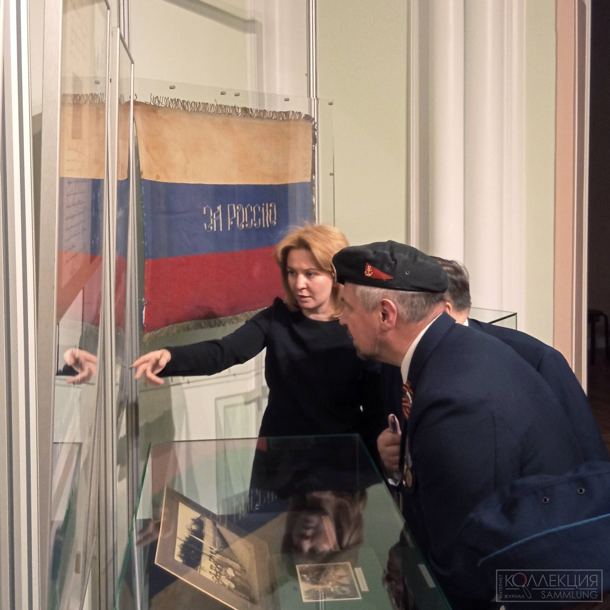 Старший научный сотрудник Музея политической истории России Екатерина Маскевич показывает выставку «Борьба за молодёжь»