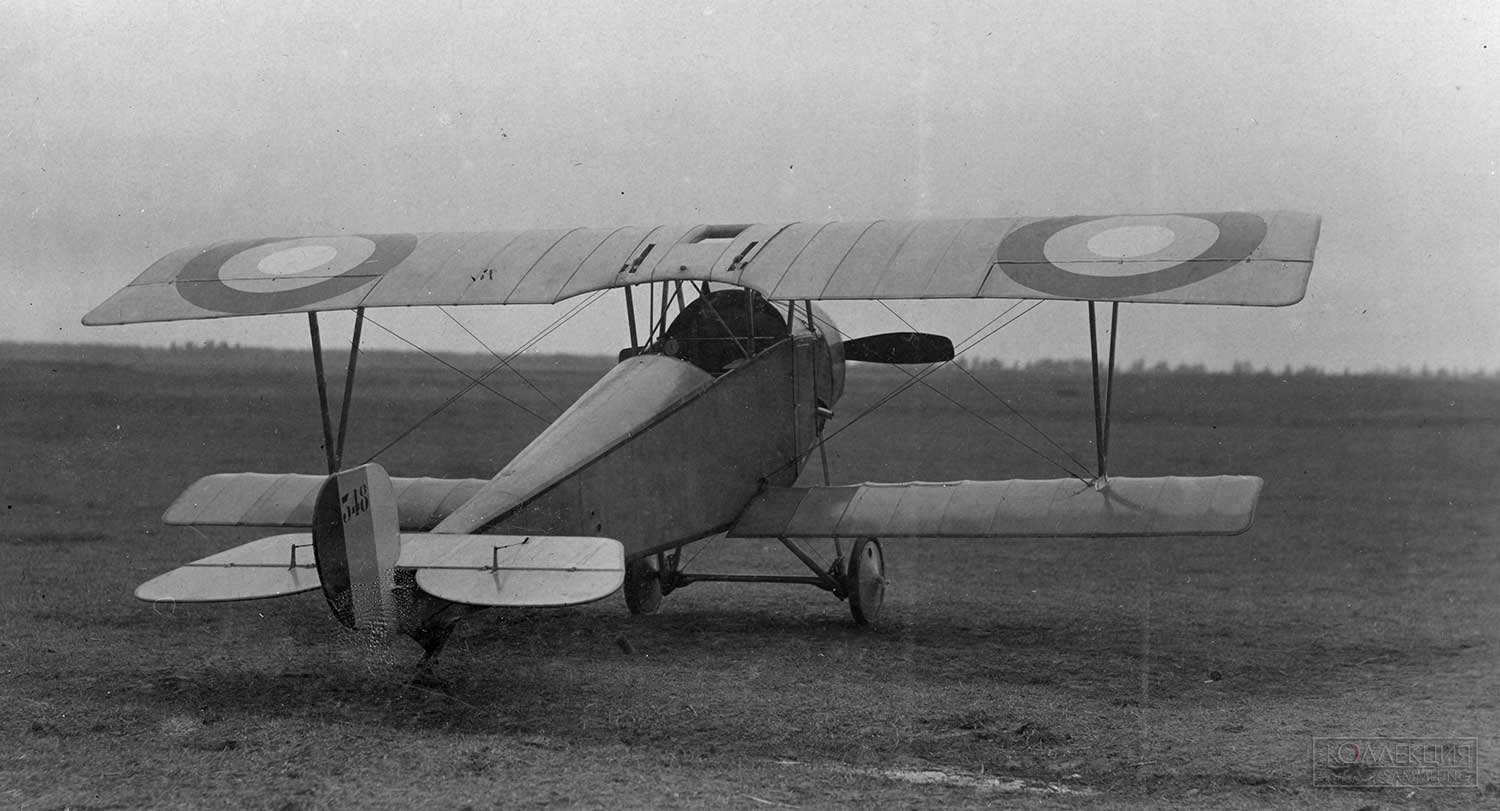 Самолёт «Ньюпор-Х» с номером N348 французского производства. У самолёта отсутствует вооружение. Именно на этой машине с апреля по июнь 1916 г. летал Шарапов в 8-м армейском авиационном отряде