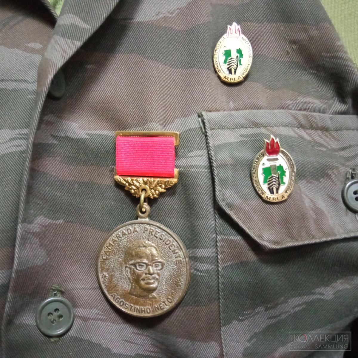 Медаль, посвящённая президенту Агостиньо Нето и значки МПЛА - Партии труда. Музей Союза ветеранов Анголы