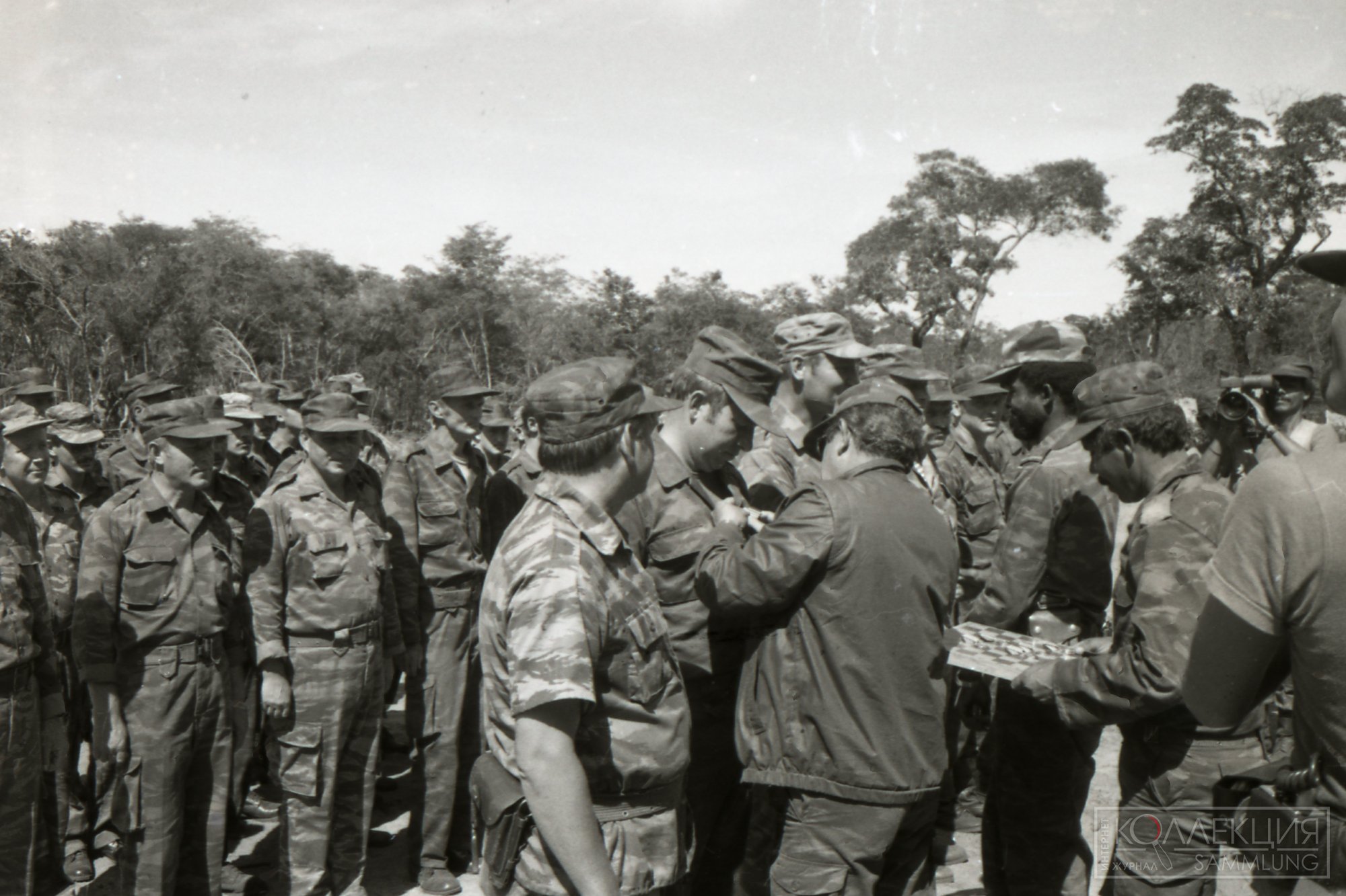 Командующий кубинской группировкой в Куито Куанавале прикрепляет медаль «За оборону Куито Куанавале» подполковнику Маслову. 1988. Фото из архива Валерия Черёмухина