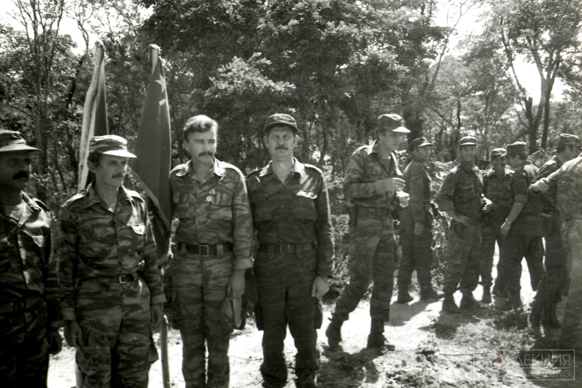 Справа налево: А. Шишов (в движении), И. Ждаркин, В. Черемухин у знамени, крайний слева — кубинец. После награждения медалью «За оборону Куито Куанавале». 1988. Фото из архива Валерия Черёмухина