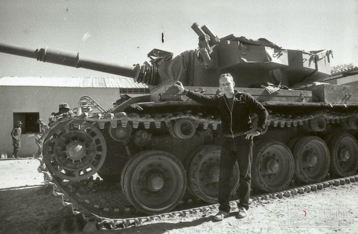В. Аверкин у подбитого танка ЮАР. Куито Куанавале. 1988. Из архива В. Аверкина
