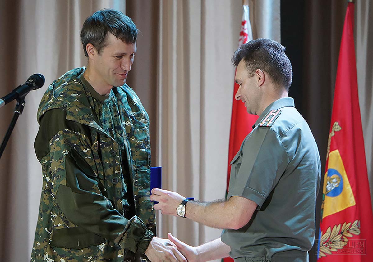 Сергей Королёв из поискового клуба «Виккру» получает знак «За актыўны пошук» из рук полковника Вороновича