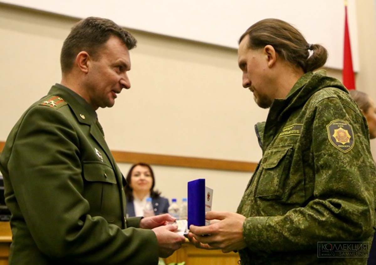 Анатолий Доронин из поискового клуба «Виккру» получает знак «За актыўны пошук» из рук полковника Вороновича 5 февраля 2021 г.