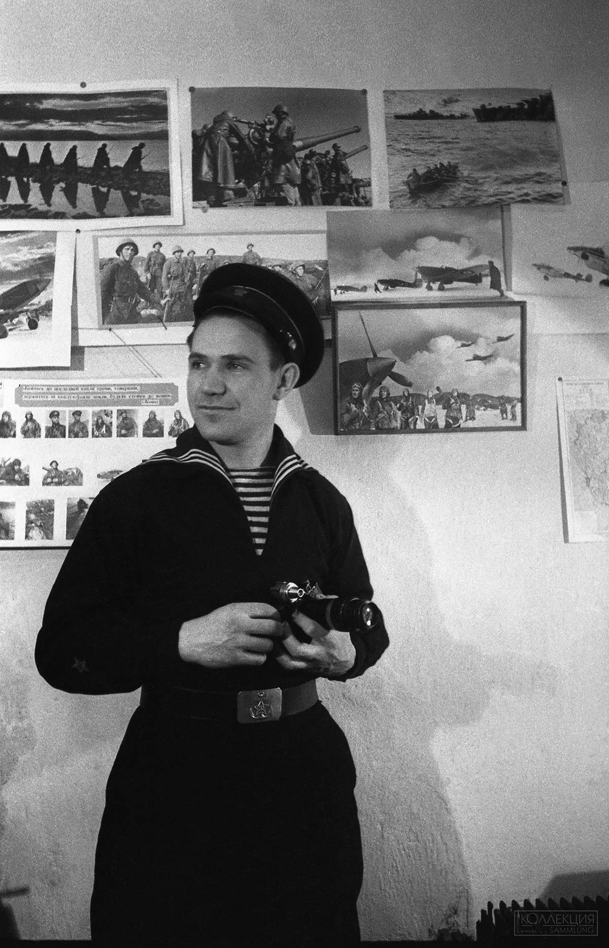 Евгений Халдей на фоне своей первой фотовыставки. 1941. Собрание Анны Халдей