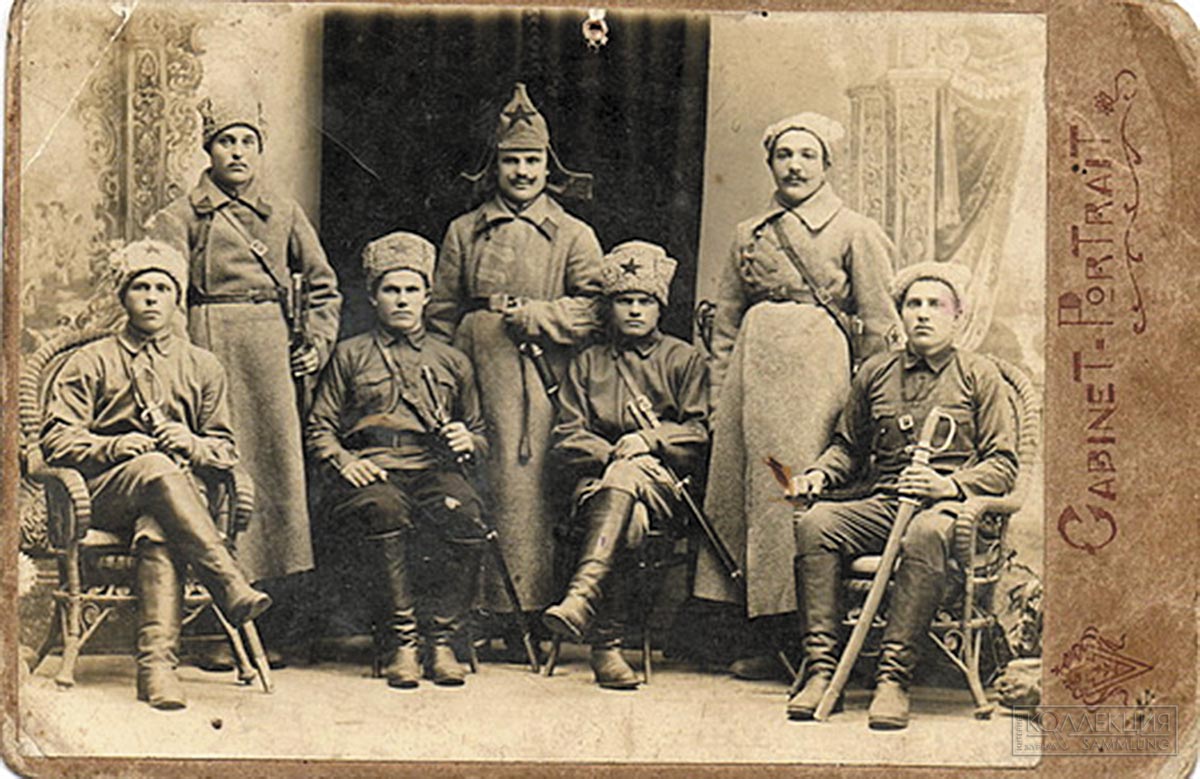 Группа красноармейцев-кавалеристов. Конец 1922 – начало 1923 гг. У троих, сидящих — на папахах суконные звёзды