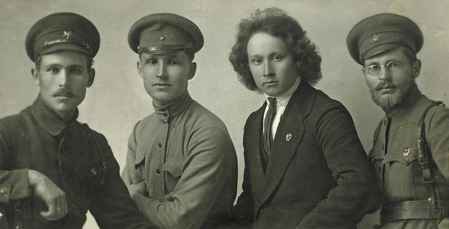 Сотрудники Н-ского военкомата. 1919 г. У сидящих по краям «приказные» звёзды расположены одним и двумя лучами вверх