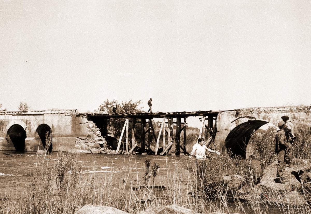 Разрушенный мост на юге Анголы. Из архива Сергея Кононова