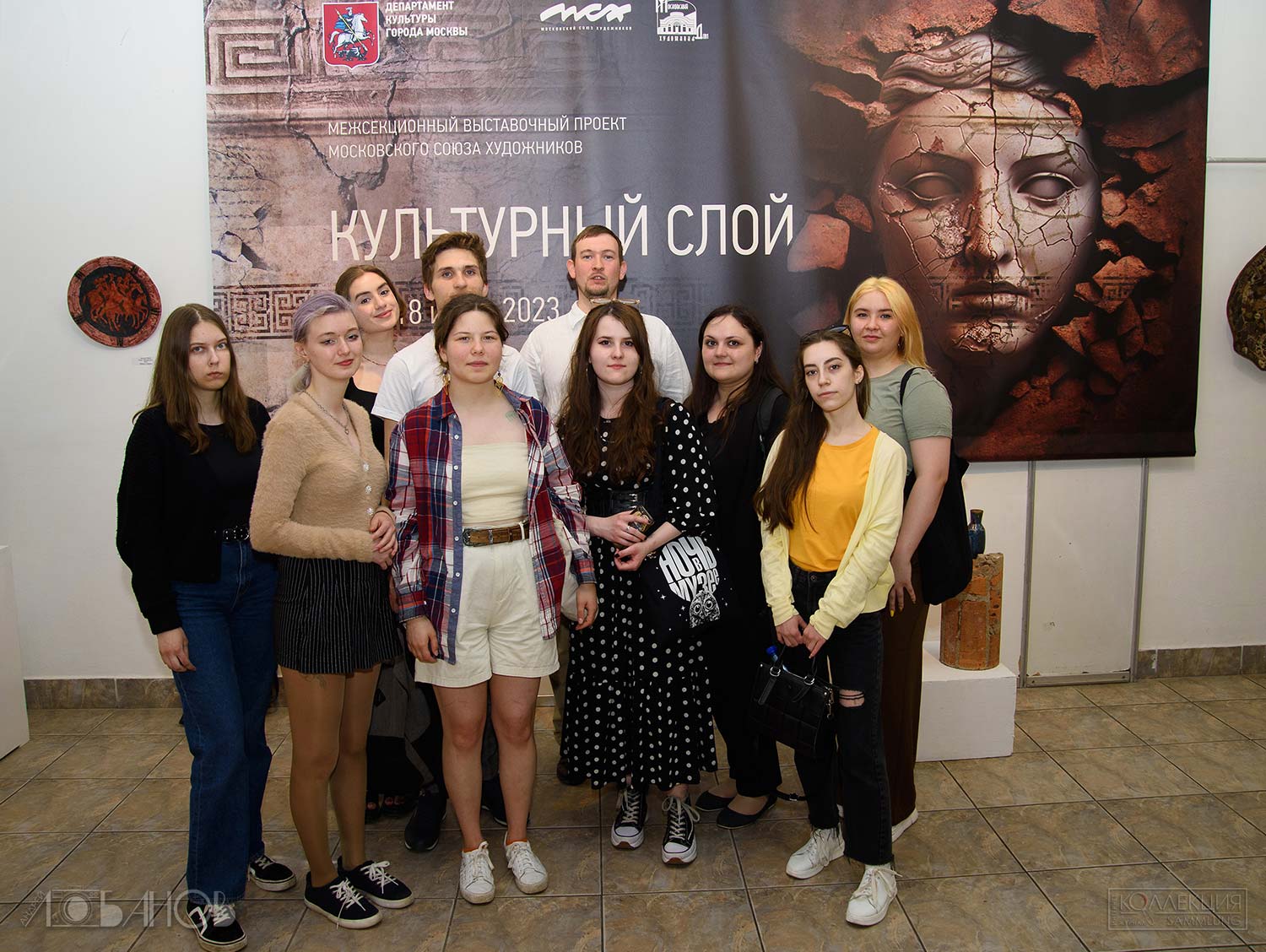 Студенты-музеологи МГИК со своим преподавателем искусствоведом Михаилом Тренихиным