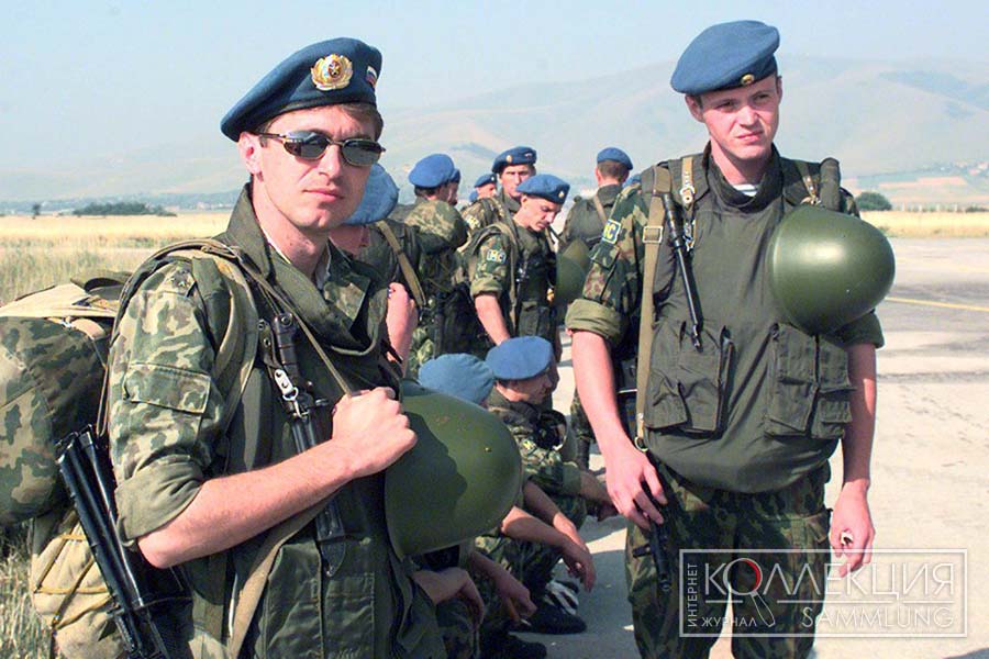 Прибывшие из России российские миротворцы на аэродроме Слатина. Косово, 1999 год