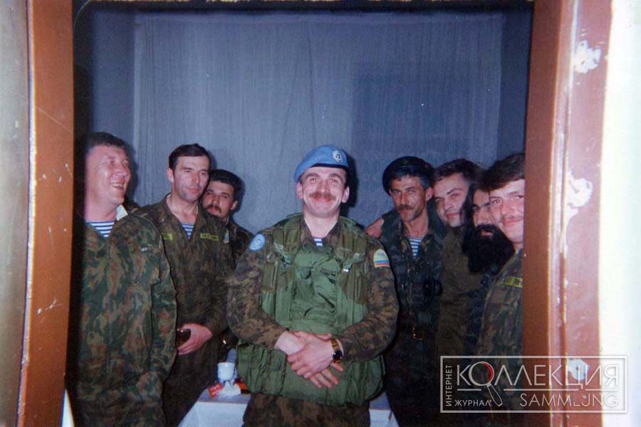 Совместное фото российских миротворцев и русских добровольцев в сараевском районе Грбавица