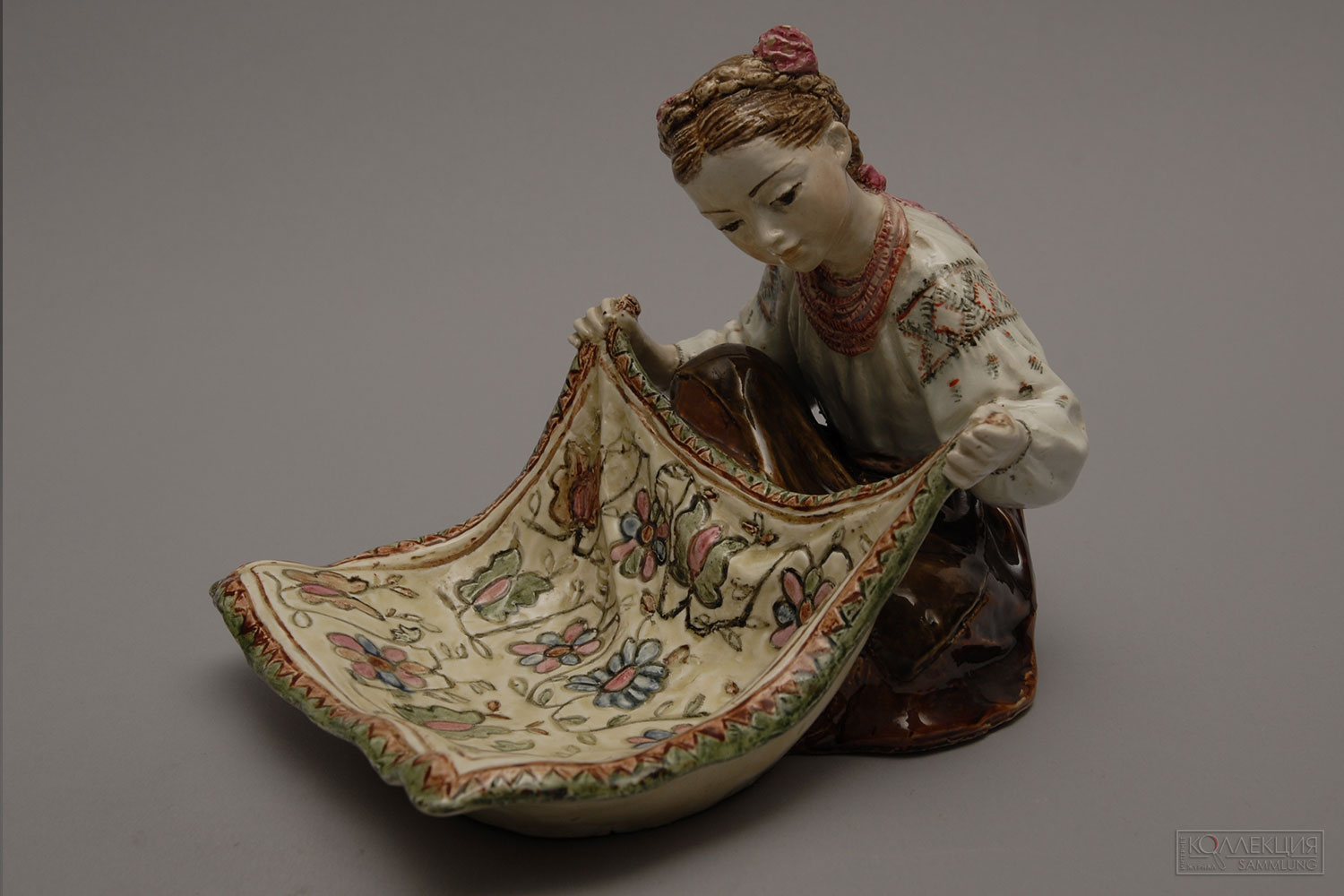 М.П. Холодная. Конфетница «Украинка с ковром», 1959 (модель 1953)