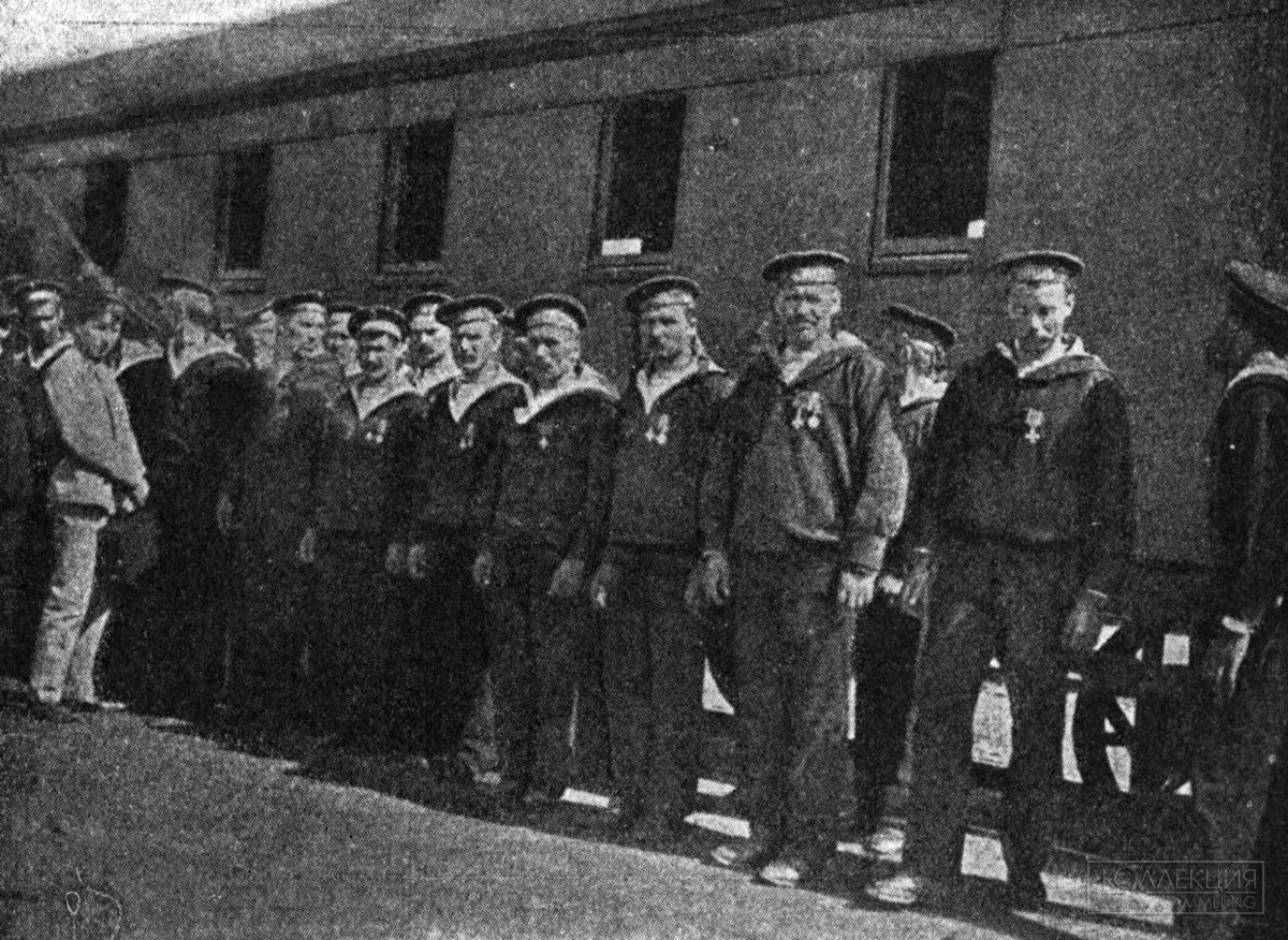 Герои Чемульпо, моряки с крейсера «Варяг» и канонерской лодки «Кореец», на Курском вокзале. 14 апреля 1904 года