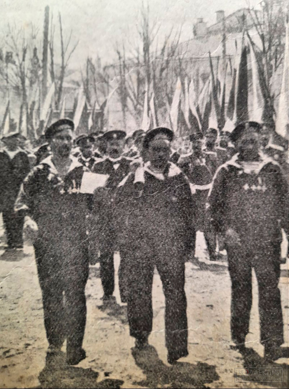 Увеличенный фрагмент фотографии прибытие героев Чемульпо в Спасские казармы. Хорошо видно наличие нескольких крестов у двух моряков
