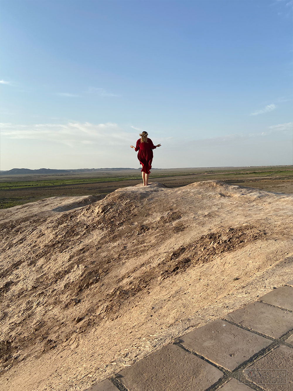 Мария Санти в Узбекистане на развалинах одной из крупнейших крепостей Древнего Хорезма – Аяз-калы