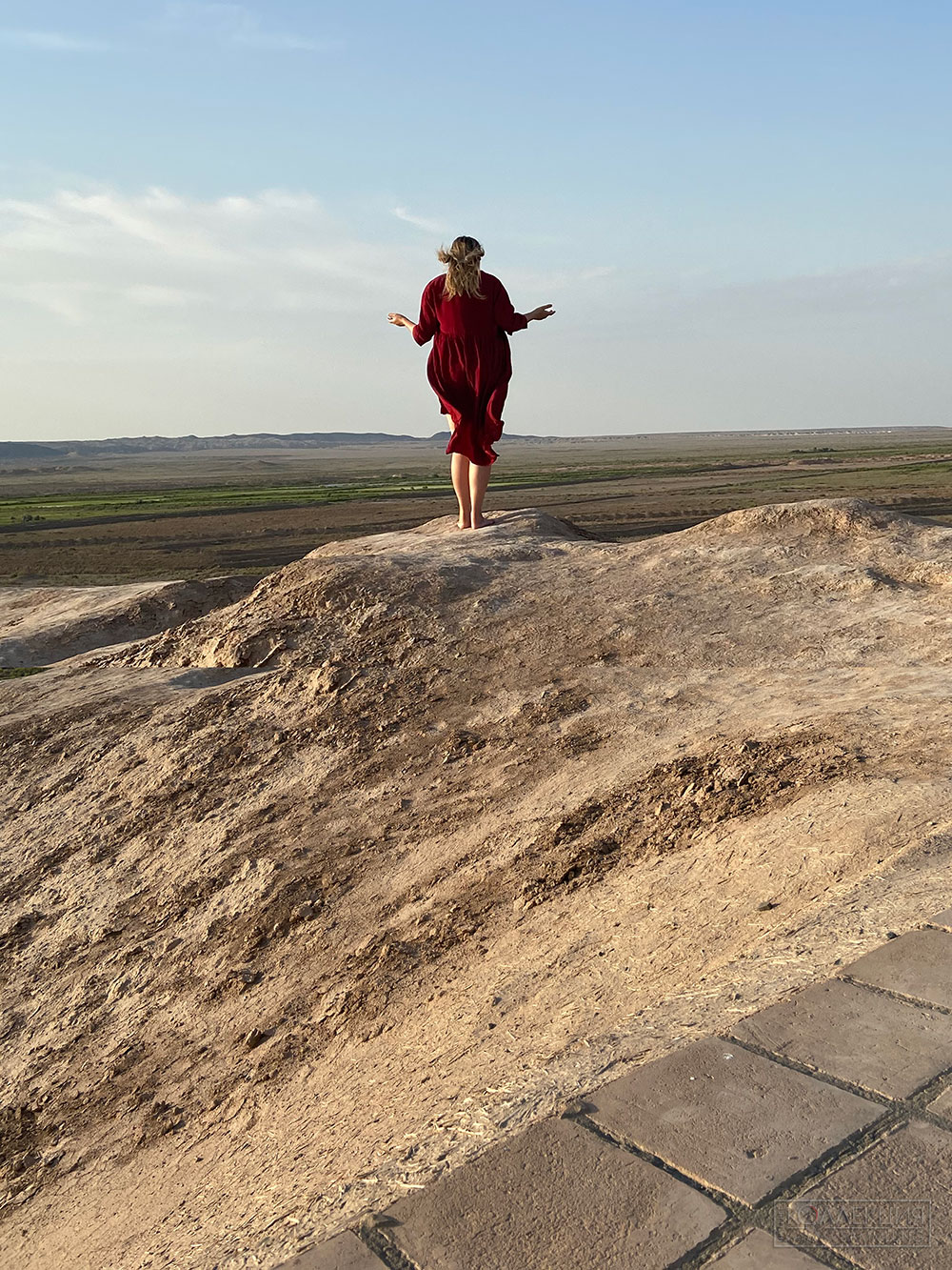 Мария Санти в Узбекистане на развалинах одной из крупнейших крепостей Древнего Хорезма – Аяз-калы