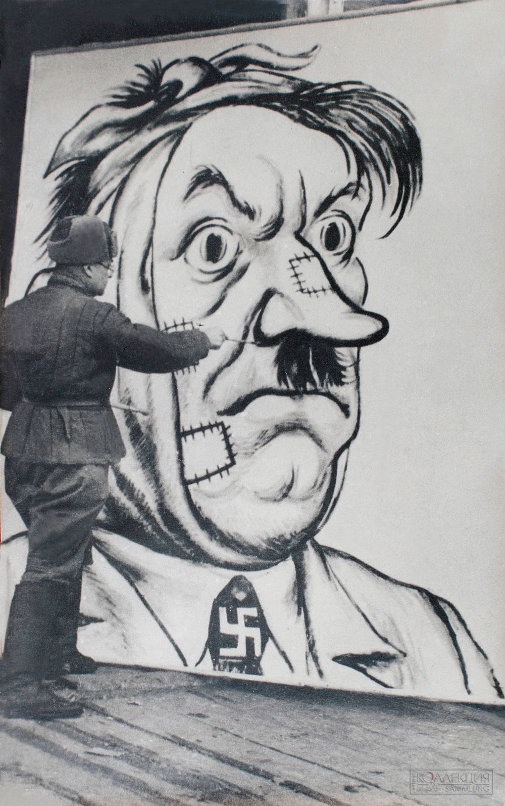 Соломон Телингатер рисует карикатурный портрет Гитлера, 1942