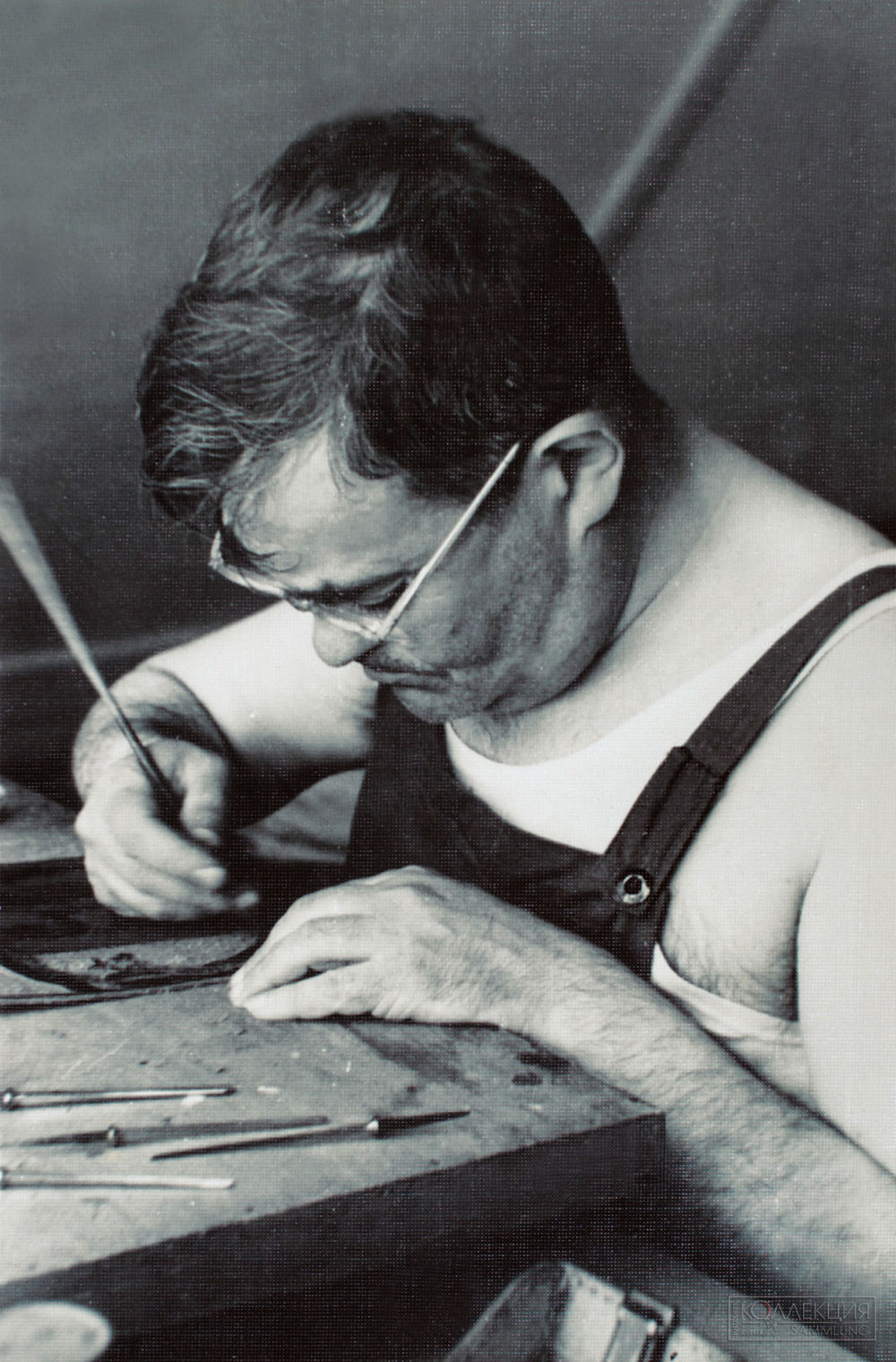 Соломон Телингатер работает над линогравюрой, 1958