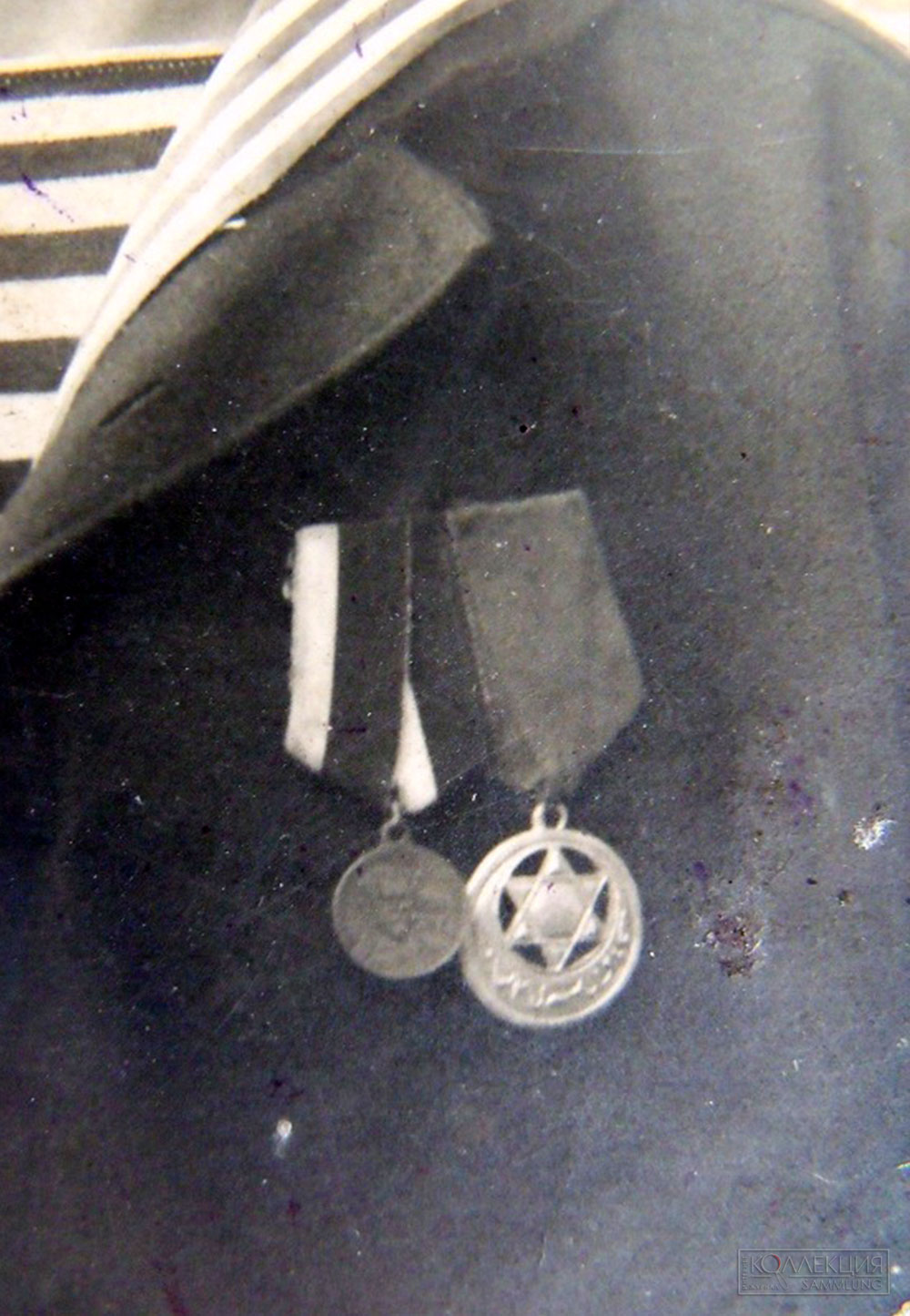 Неизвестный моряк с эскадренного миноносца «Эмир Бухарский», и увеличенный фрагмент его наград. Фото из сети Интернет
