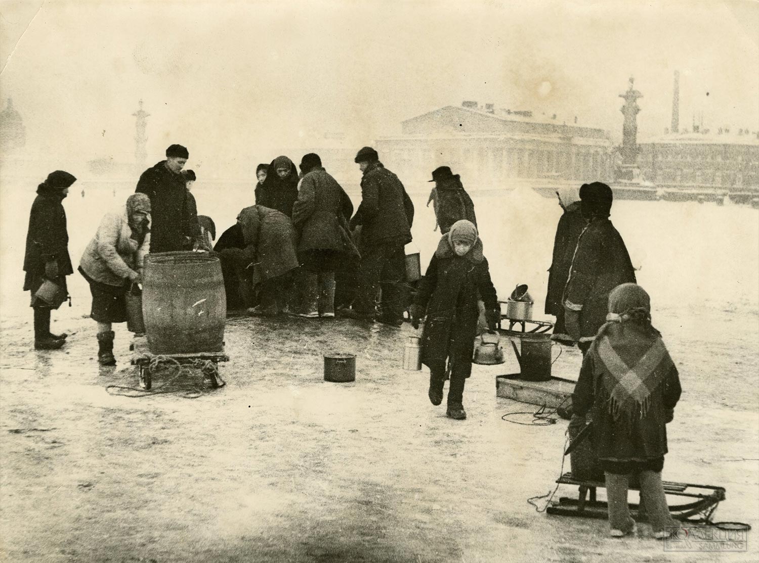 Хандогин Н.И. Фотография. Ленинградцы набирают воду в Неве во время блокады