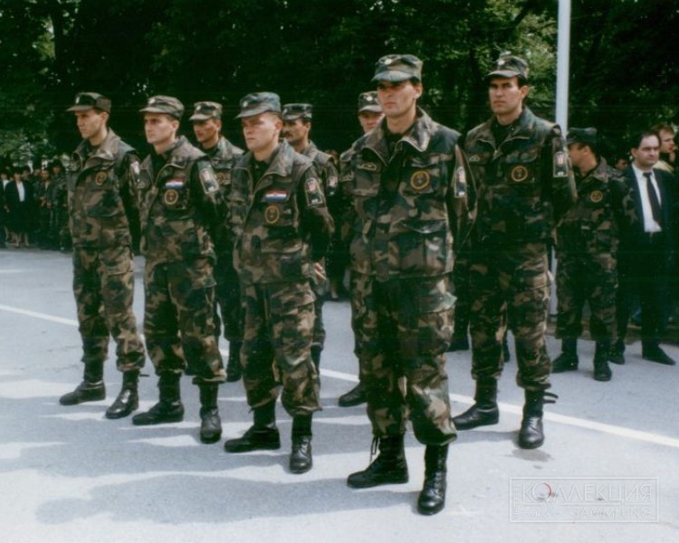 Военнослужащие хорватского войска с нагрудными знаками различия по должности образца 1991 года