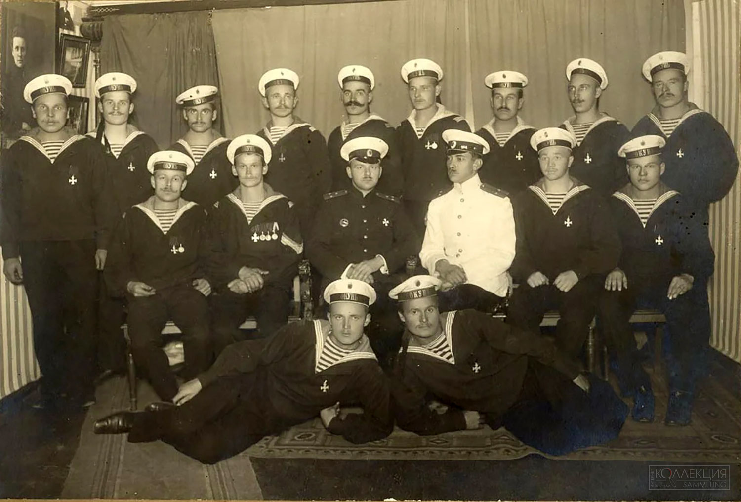 Экипаж подводной лодки «Окунь» после награждения Георгиевскими крестами по приказу от 19 июля 1915 г. Фото из свободных источников