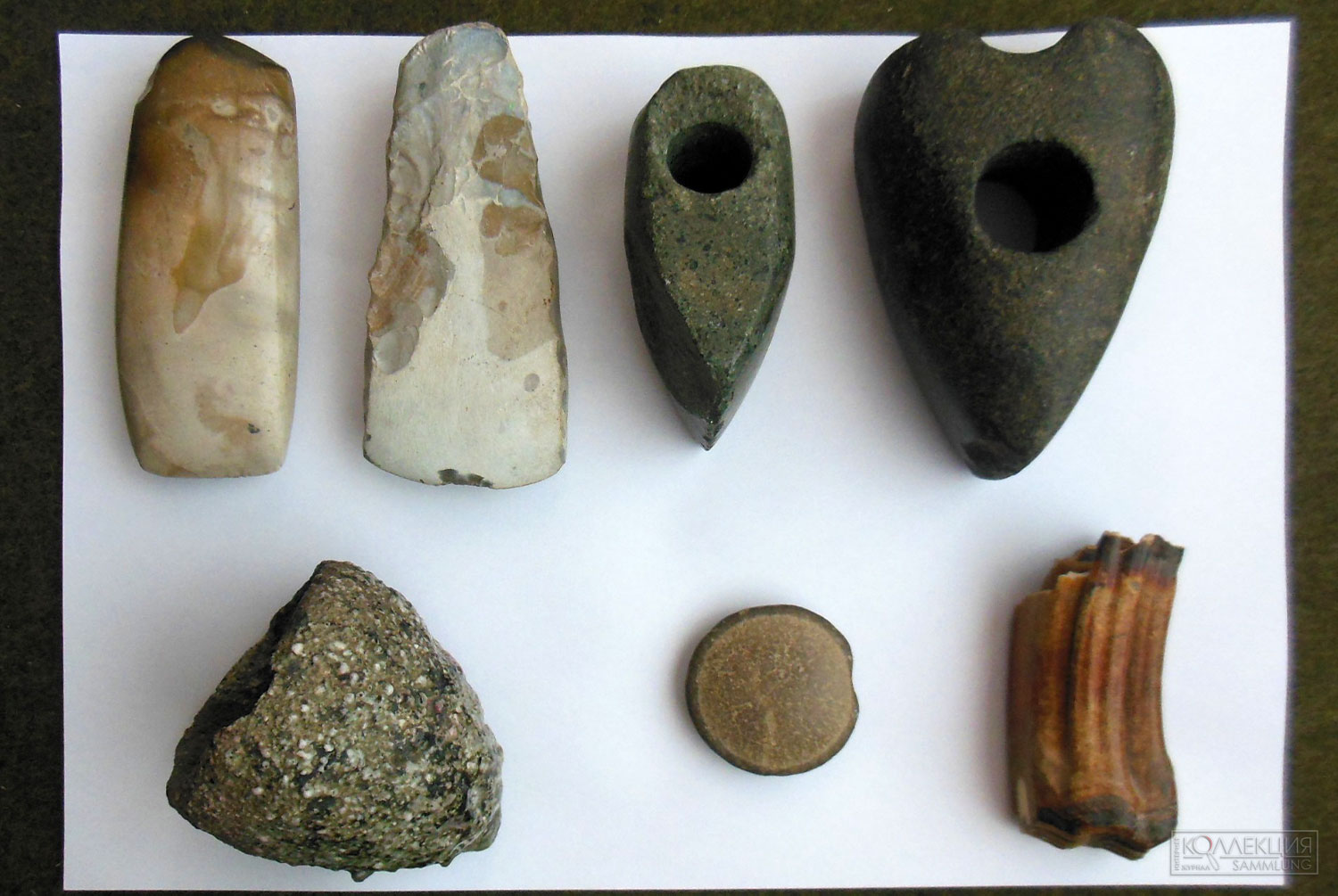 Единичные археологические находки обнаруженные на территории Вилейского района. Топоры каменные шлифованные со сквозными отверстиями, топоры кремневые, зуб дикого коня, украшение каменное женское, тигель для плавки олова