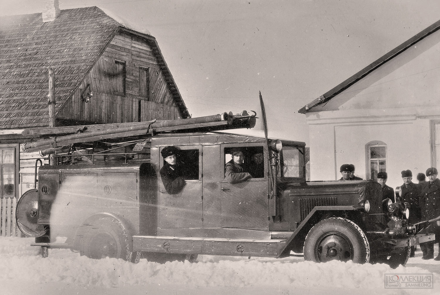 Пожарная автоцистерна ПМЗ-8 на шасси УралЗИС-5 на фоне Вилейской пожарной станции. 1950-е года
